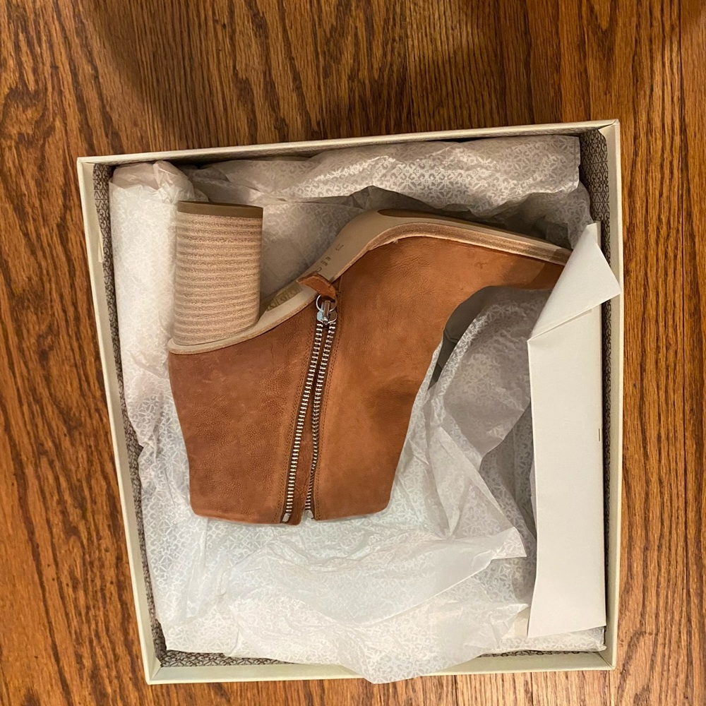 BRAND NEW NEVER WORN M.GEMI BOOT